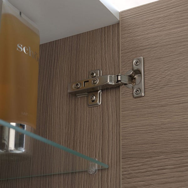 Detailaufnahme eines Möbelscharniers an einer Holztür