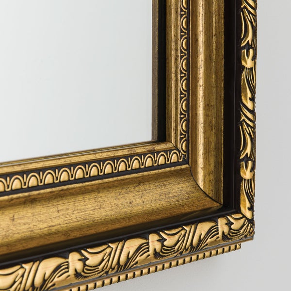 Wandspiegel mit einem verzierten Barockrahmen in antikem Design