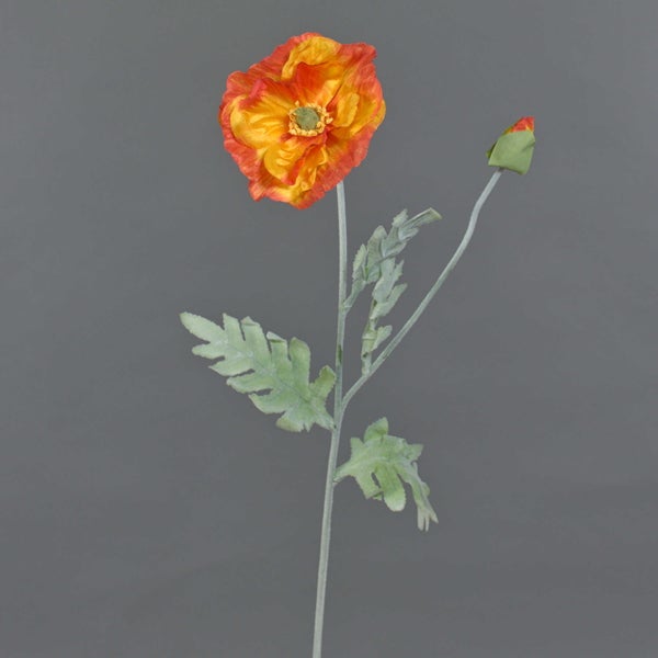 Künstliche Mohnblume mit orangefarbener Blüte, einer Knospe und grünen Blättern.