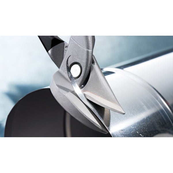 Blechschere beim Schneiden eines Metallstücks.