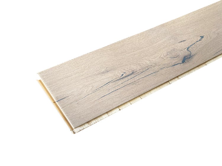 Einzelne Parkett-Landhausdiele aus Holz mit markanter Maserung, Astlöchern und Klick-Verbindung.