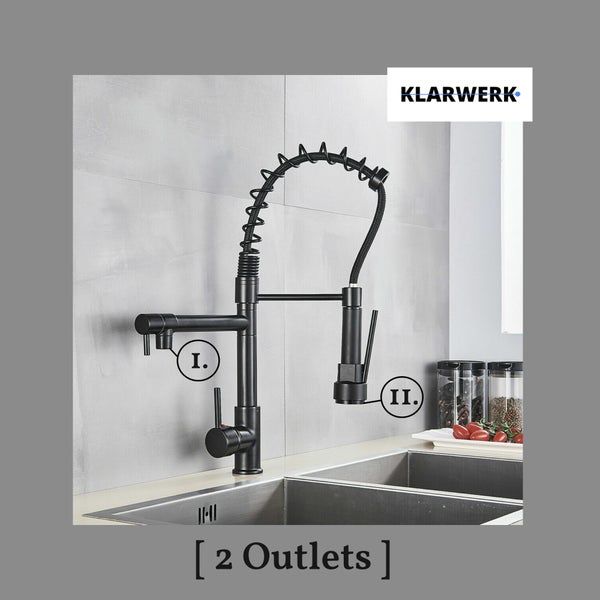 Moderne schwarze Klarwerk Küchenarmatur mit zwei Ausläufen und Spiralfeder an einer Edelstahlspüle in einer hellen Küche. Klarwerk Logo.