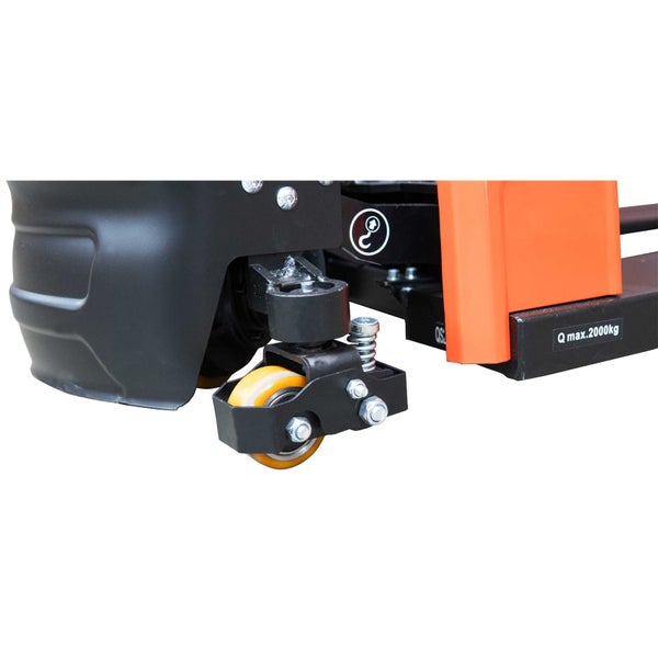 Detailaufnahme eines Hubwagens mit Lenkrolle und Traglastangabe von maximal 2000 Kilogramm.