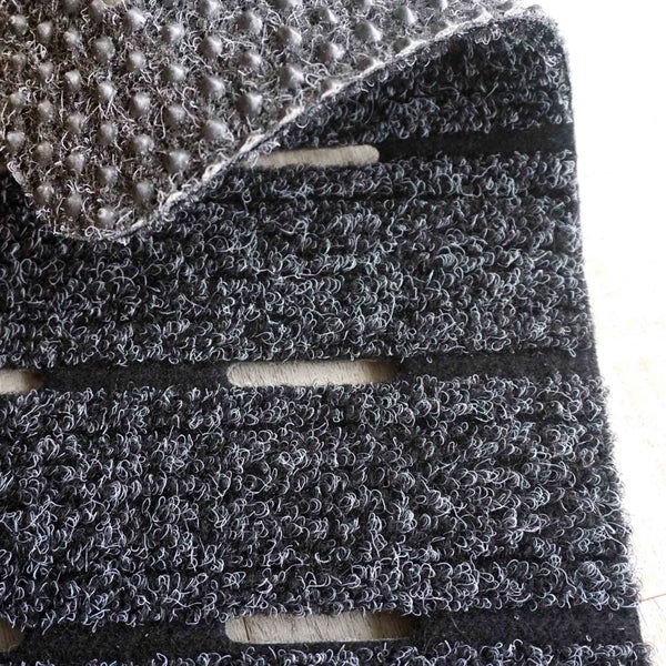 Schmutzfangmatte mit Noppenstruktur und Streifenmuster