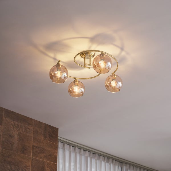Deckenleuchte mit vier kugelförmigen Glasschirmen