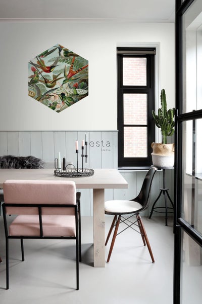 Esszimmer mit Tisch, Stühlen und Wandbild mit Vogelmotiven