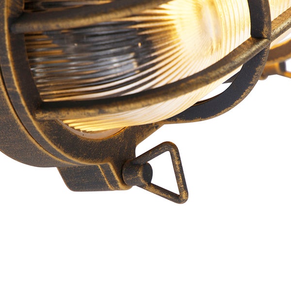 Nahaufnahme einer Außenwandleuchte mit Metallgitter und geriffeltem Glas, eingeschaltet.