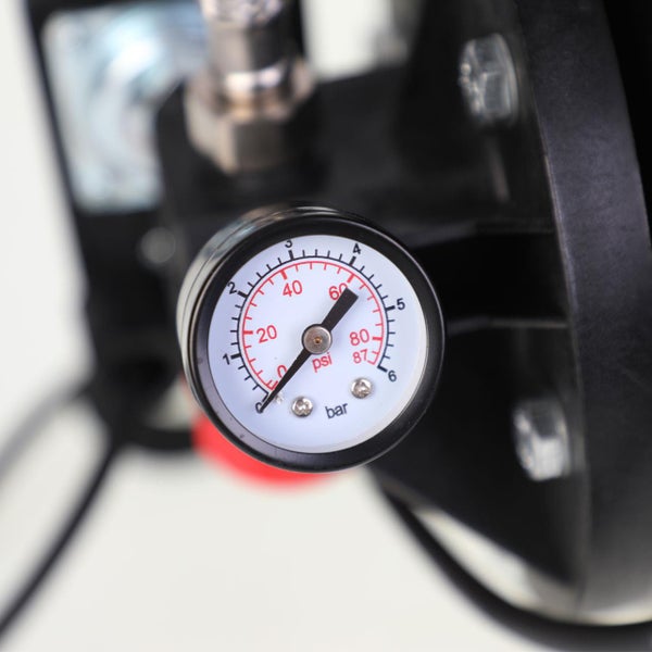 Manometer an einer Pumpe mit Anzeige in bar und psi.