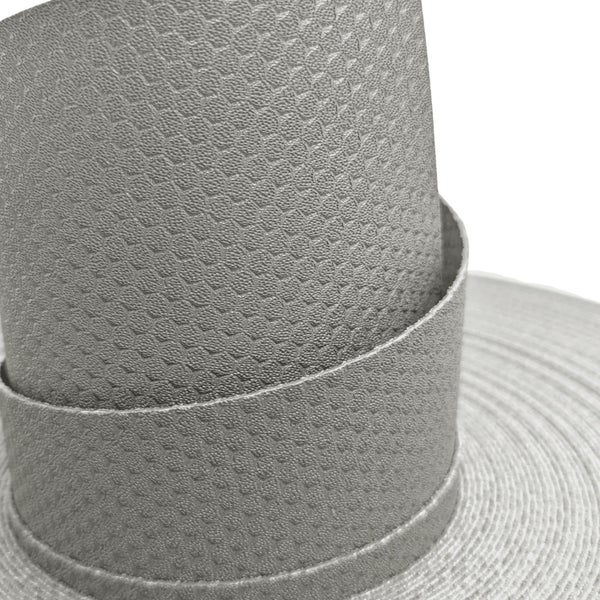 Eine aufgerollte Matte mit strukturierter Oberfläche aus robustem Material für vielseitige Anwendungen im Heimwerkerbereich.