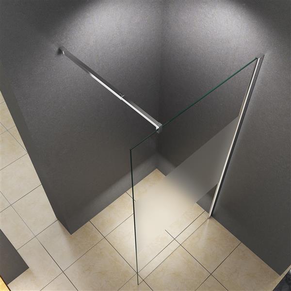 Walk-In Duschwand aus Glas mit satiniertem Streifen und Stabilisationsstange in einem modernen Badezimmer.