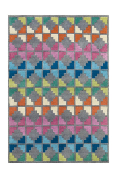 Rechteckiger Teppich mit farbenfrohem, geometrischem Muster aus kleinen Quadraten in verschiedenen Farben auf grauem Grund.