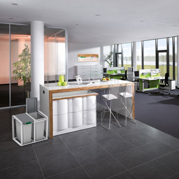 Büroraum mit Besprechungstisch, Stühlen und Mülltrennsystem