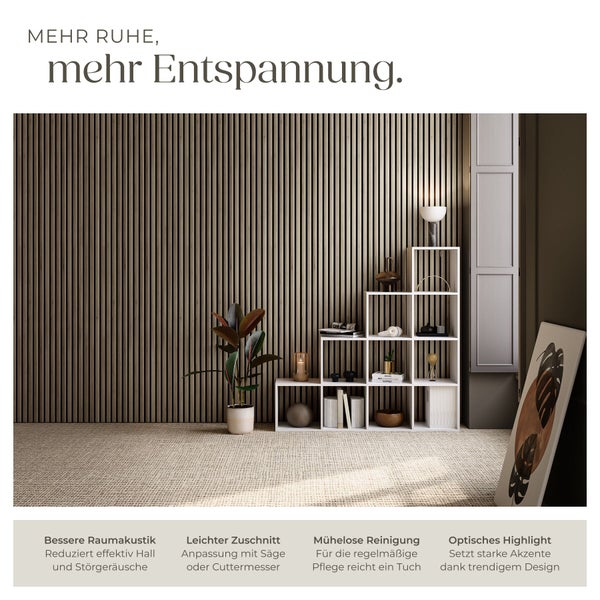 Akustikpaneele aus Holzlamellen an einer Wand in einem modern eingerichteten Wohnraum zur Verbesserung der Akustik.