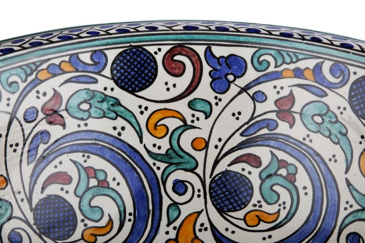 Detailansicht einer bemalten Keramikschüssel mit floralem Muster