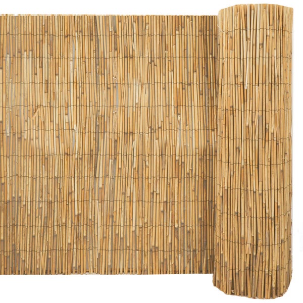 Sichtschutzmatte aus Schilfrohr, teilweise ausgerollt, Naturmaterial für Garten und Balkon.