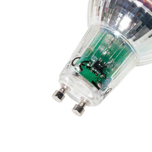 Nahaufnahme eines GU10-Leuchtmittelsockels mit CE-Kennzeichnung und RoHS-Zertifizierung.