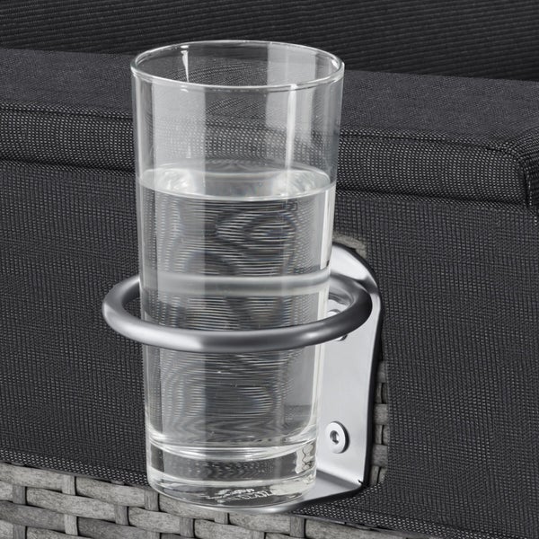 Getränkehalter aus Metall für Gartenmöbel mit einem Glas Wasser, montiert an einer Armlehne.
