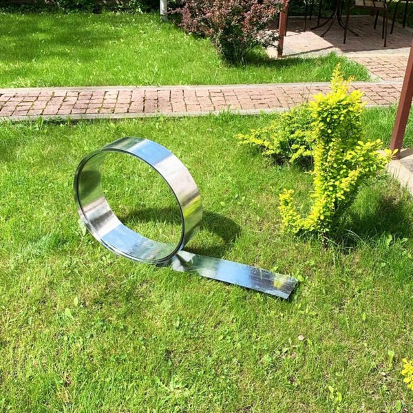 Metall Rasenkante auf einer Rasenfläche