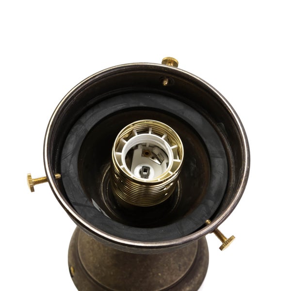 Innenansicht einer Lampenfassung mit Schrauben