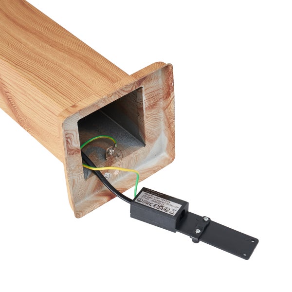 Detailansicht der Unterseite einer Sockelleuchte in Holzoptik mit Anschlussgehäuse und Erdungskabel für die Außenmontage.