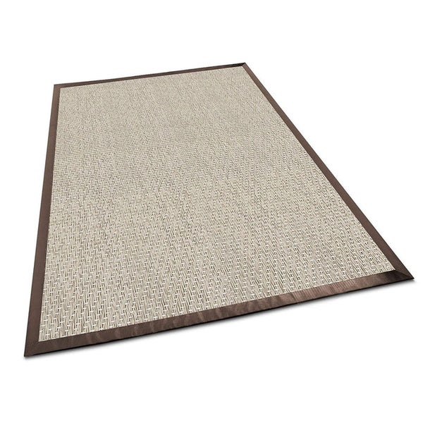 Rechteckiger Webteppich in Beige mit dunkelbrauner Stoffeinfassung, Sisal-Optik.