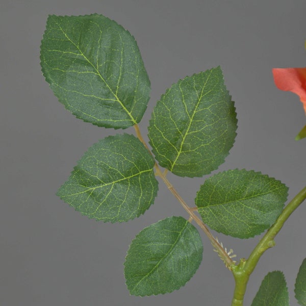 Künstliche Rose am Stiel mit Blättern aus Textilmaterial.