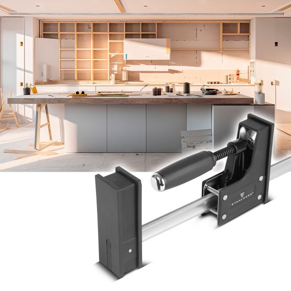 Nahaufnahme einer dunklen Stiefmütterchenblume im Garten.