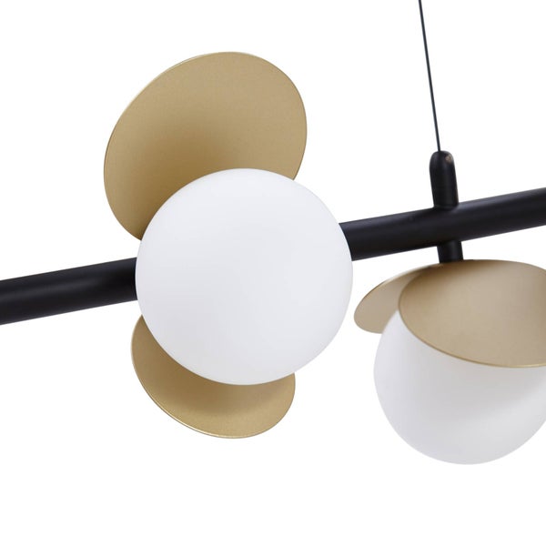 Moderne Pendelleuchte mit schwarzem Metallgestell, weißen opalen Glaskugeln und dekorativen goldfarbenen Metallscheiben.