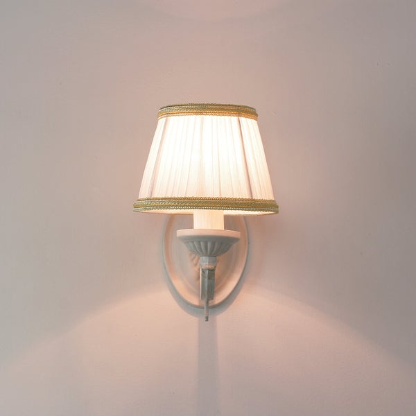 Wandleuchte mit Stoffschirm und dekorativen Details