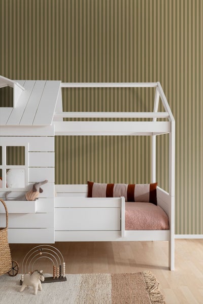 Kinderzimmer mit Etagenbett in Hausform und gestreifter Tapete