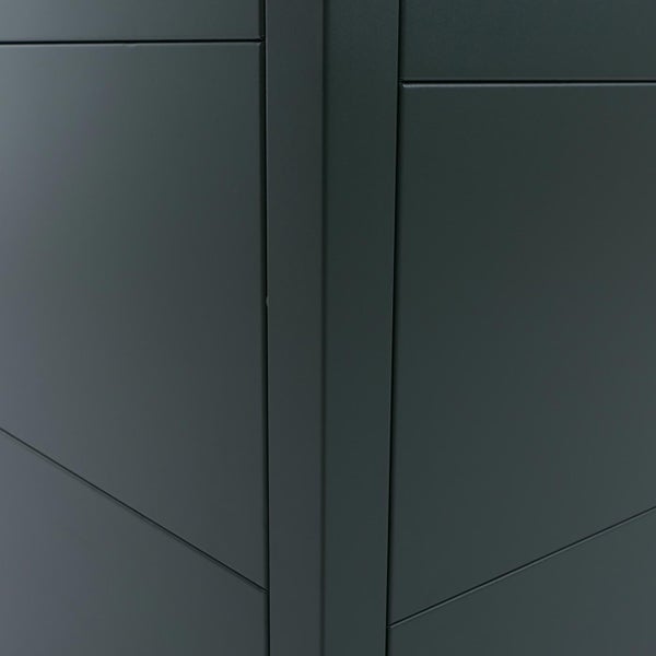 Detailaufnahme einer anthrazitfarbenen Metalloberfläche mit vertikaler Profilleiste und Fugen.