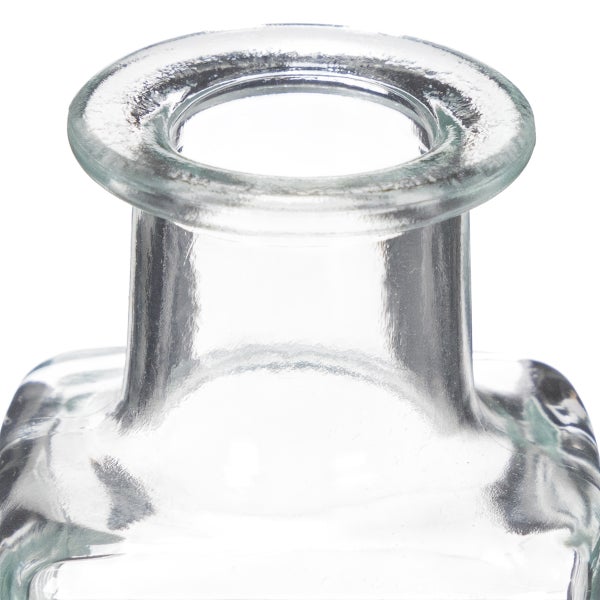 Sechs kleine, klare Glasflaschen mit rechteckigem Boden und breitem Rand im Set.
