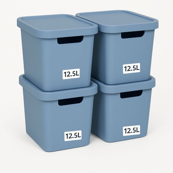 Vier blaue Aufbewahrungsboxen mit Deckel, jeweils 12,5 Liter Fassungsvermögen, gestapelt.