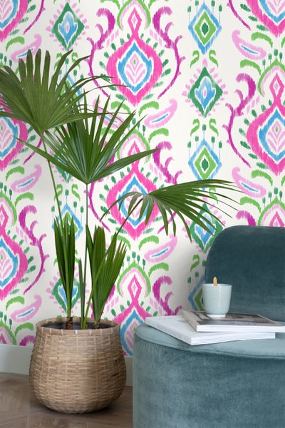 Dekorative Szene mit gemusterter Tapete, Zimmerpflanze und Sitzhocker