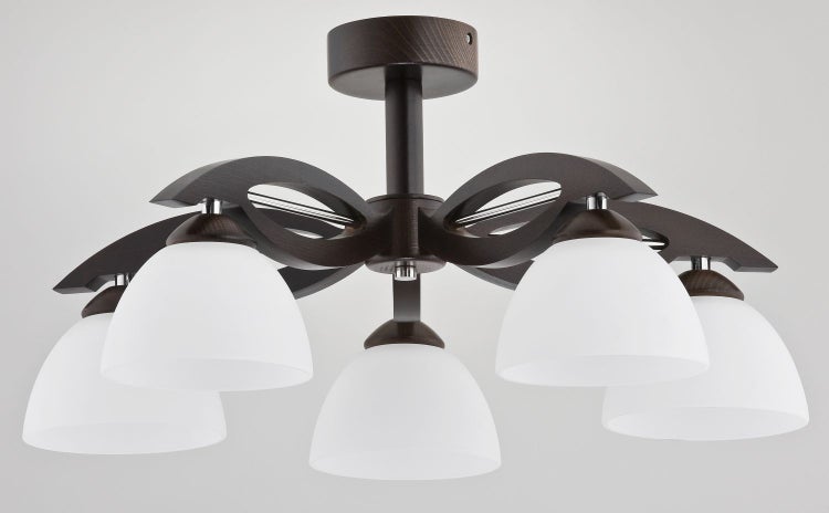 Fünfflammige Deckenleuchte mit dunkelbraunem Holzelement und milchweißen Glasschirmen im modernen Design