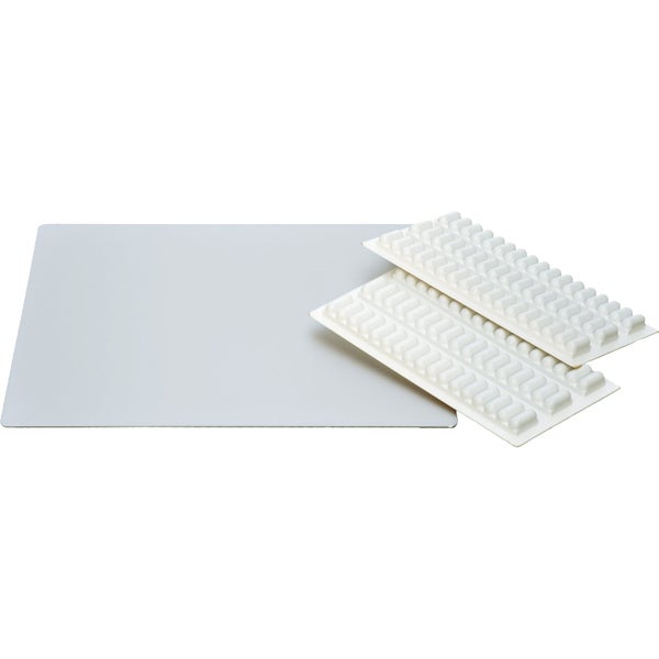 Selbstklebendes Möbelgleiter Set bestehend aus einer großen rechteckigen Platte und zwei Streifen mit ovalen Gleitern.