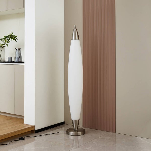 Moderne Stehleuchte mit weißem, ovalem Schirm und gebürstetem Metallsockel in einem hellen, minimalistischen Raum.
