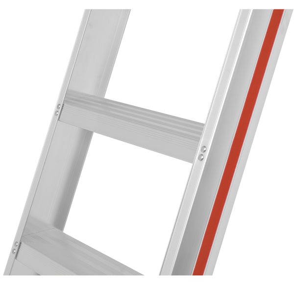 Detailansicht einer Aluminiumleiter mit Stufen und roter Markierung