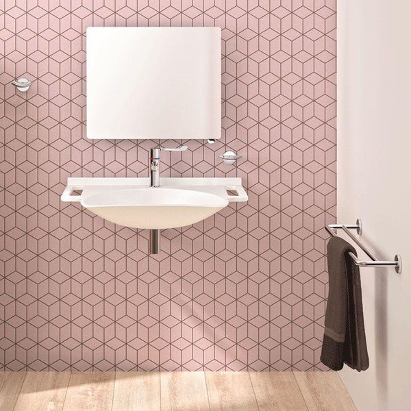Modernes Badezimmer mit wandhängendem Waschbecken, Einhebelarmatur, Spiegel und Handtuchhalter an einer geometrisch gefliesten Wand.