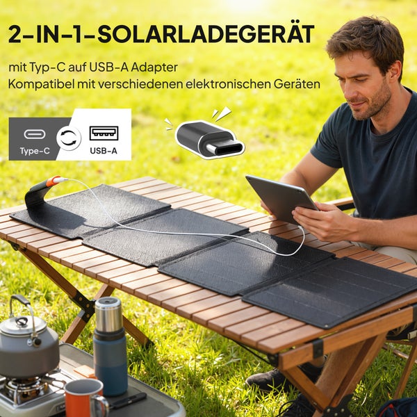 Faltbares 2-in-1 Solarladegerät auf einem Holztisch im Freien, angeschlossen an ein Tablet, inklusive Typ-C auf USB-A Adapter.