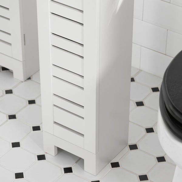 Badezimmer-Szene mit weißem Badschrank und Toilette