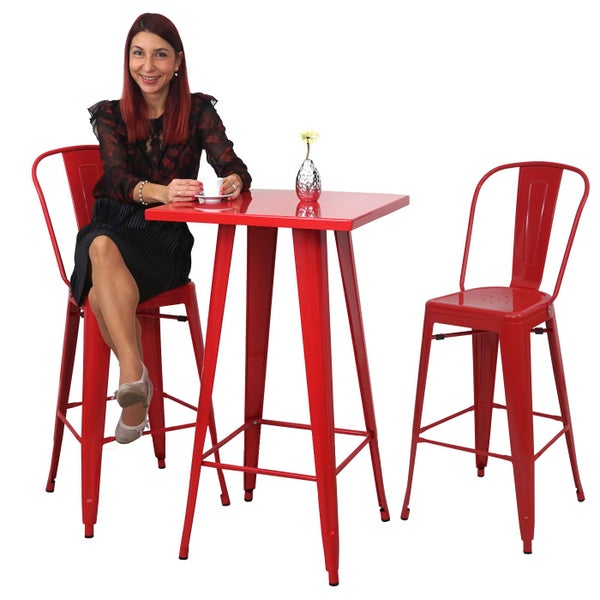 Rotes Barset mit einem quadratischen Tisch und zwei Stühlen mit Rückenlehne und einer Frau, die an einem Tisch sitzt und eine Tasse hält.
