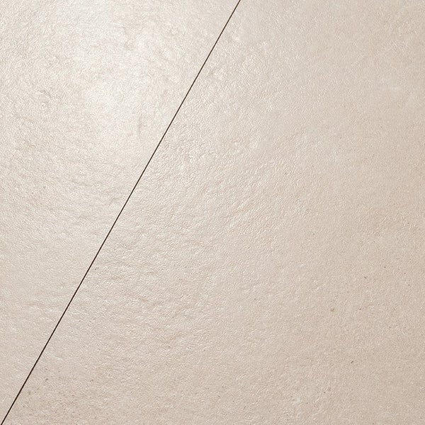 Helle Fliesen in Betonoptik in einer modernen Küche mit Esstisch und weißen Küchenfronten