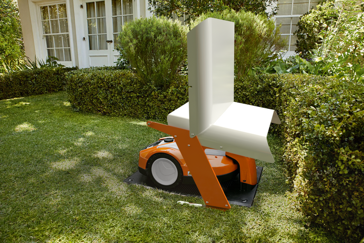 Rasenmäherroboter mit Schutzdach im Garten