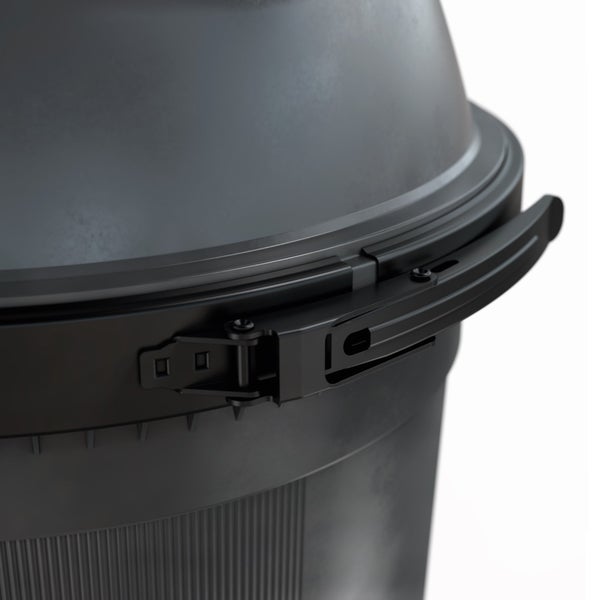 Detailansicht des Klemmverschlusses an einem schwarzen Kunststoffbehälter mit Deckel.