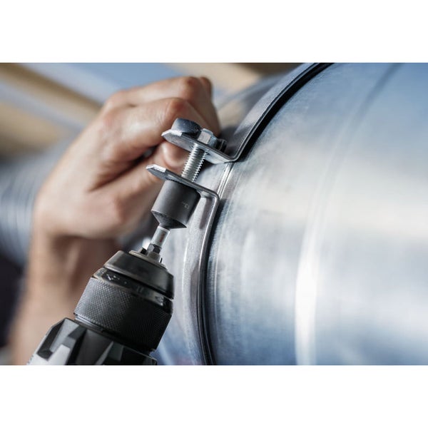 Befestigung einer Lüftungsleitung mit einem Akkubohrer