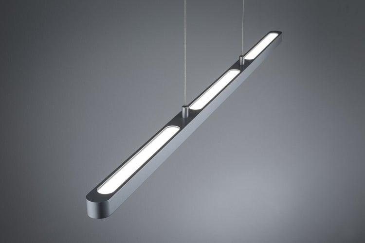 Moderne LED Pendelleuchte in länglicher Form aus Metall mit drei integrierten Lichtquellen an dünnen Drahtseilen.