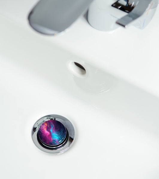 Waschbeckenstöpsel mit Muster im Waschbecken