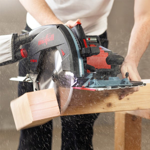 Handwerker beim Zuschneiden eines Holzbalkens mit einer Mafell Handkreissäge.