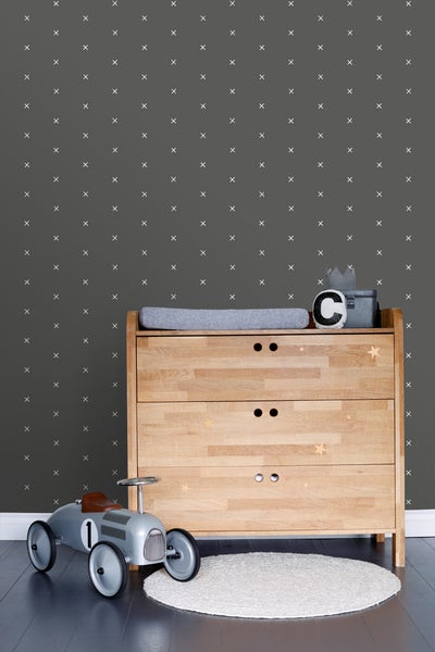 Kinderzimmer mit Wickelkommode, Spielzeugauto und Teppich